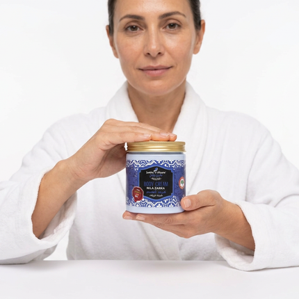 Woman holding Jardin d’Oléane Nila Zarka Body Cream